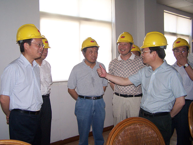 2011年7月29日，蘇州市副市長(zhǎng)浦榮皋到集團(tuán)核心企業(yè)華昌化工檢查指導(dǎo)工作