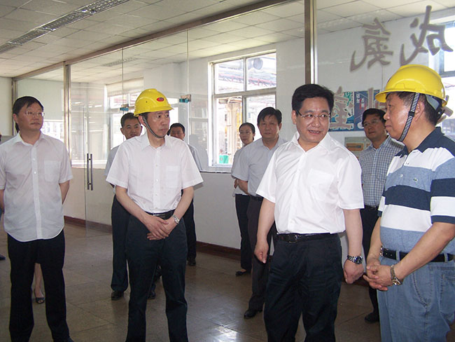 2012年7月26日，張家港市委書(shū)記徐美健冒著高溫到華昌慰問(wèn)