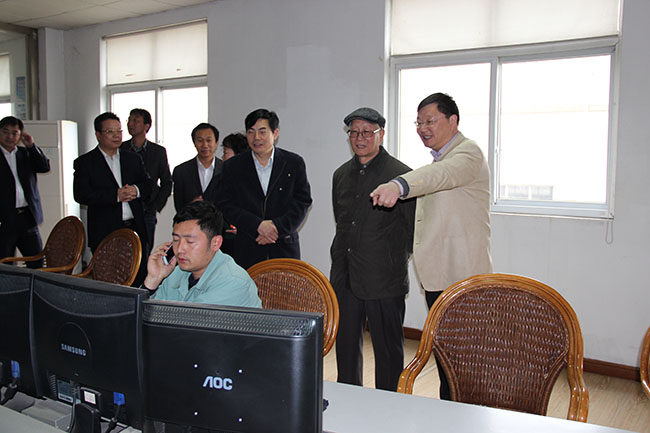 2013年4月20日，中國(guó)科學(xué)院朱兆良院士參觀集團(tuán)核心企業(yè)華昌化工調(diào)度室