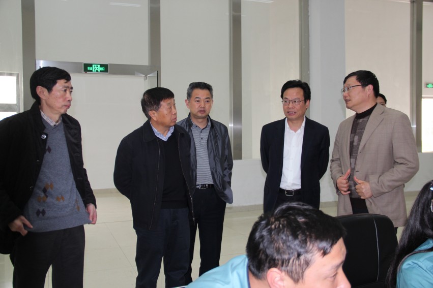 2015年4月16日下午，張家港市委書記姚林榮，市委常委、保稅區(qū)黨工委副書記、管委會(huì)副主任、金港鎮(zhèn)黨委書記卞東方等領(lǐng)導(dǎo)來華昌化工，就公司新項(xiàng)目進(jìn)行調(diào)研。朱郁健、路江、胡波等領(lǐng)導(dǎo)陪同姚書記一行參觀了氣化主控室和多元醇主控室。